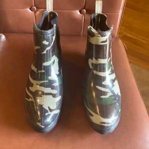Seven7 Camo rain boots. Size 8. Good condition